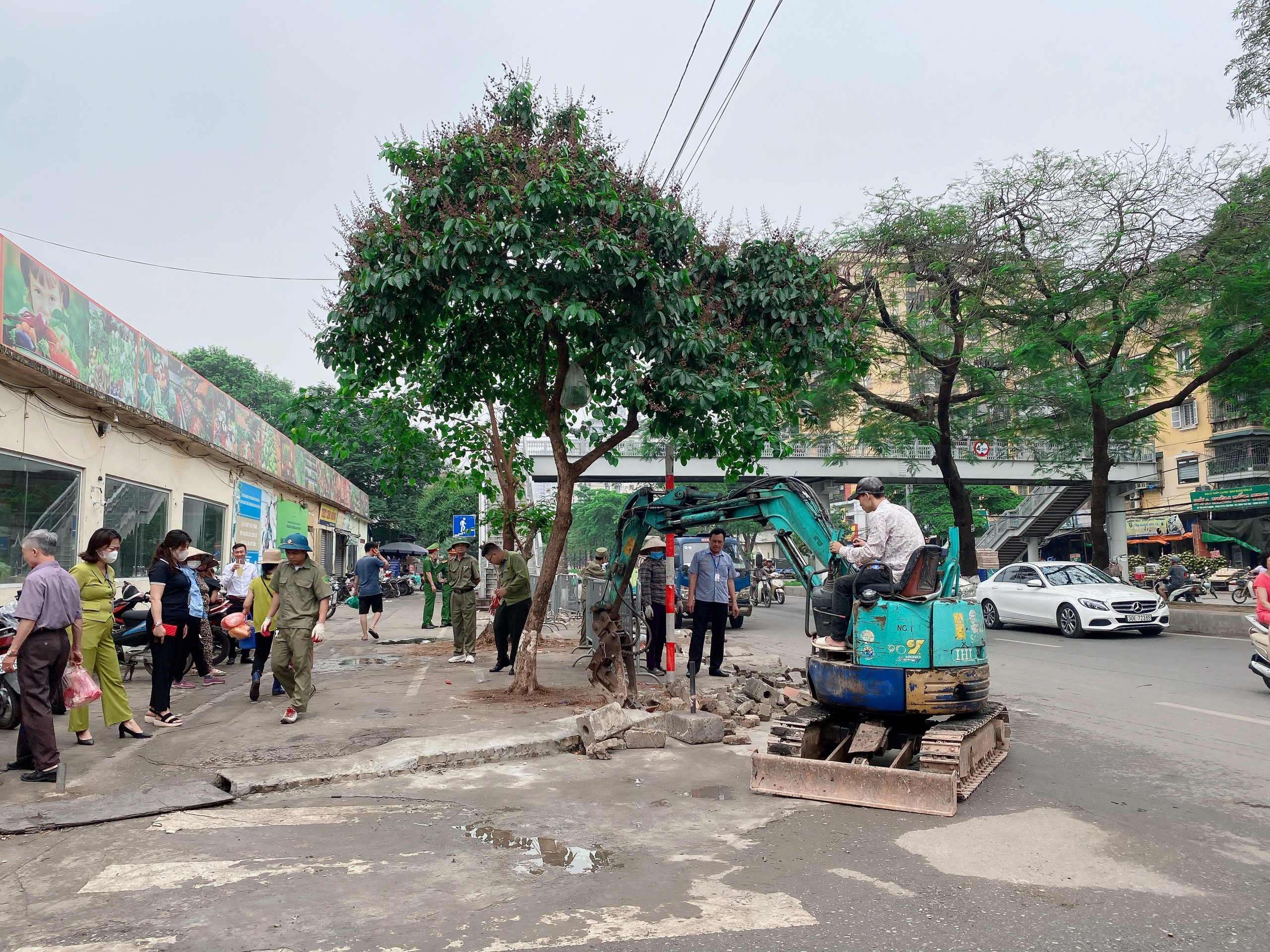 Phường Hoàng Văn Thụ tổ chức ra quân  chỉnh trang đô thị, phá dỡ bục bệ lần chiếm lòng đường  tại chợ đầu mối Phía Nam, đường 2,5.